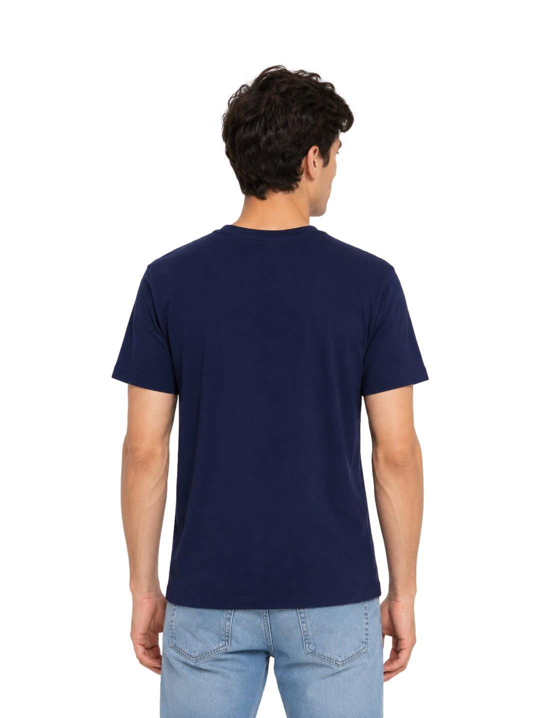 Hombre vistiendo playera K-Swiss color marino con logotipo blanco en el pecho.