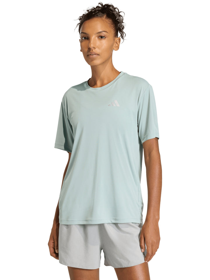 Playera deportiva Adidas de color azul claro con cuello redondo y manga corta para mujer.