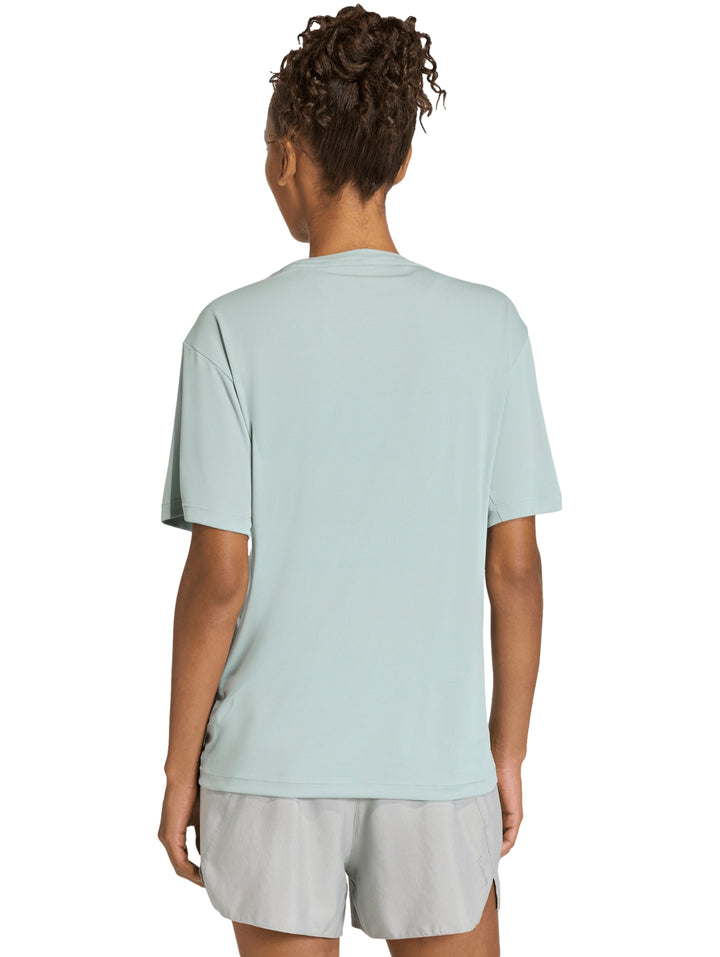 Playera deportiva Adidas de color azul claro con cuello redondo y manga corta para mujer.