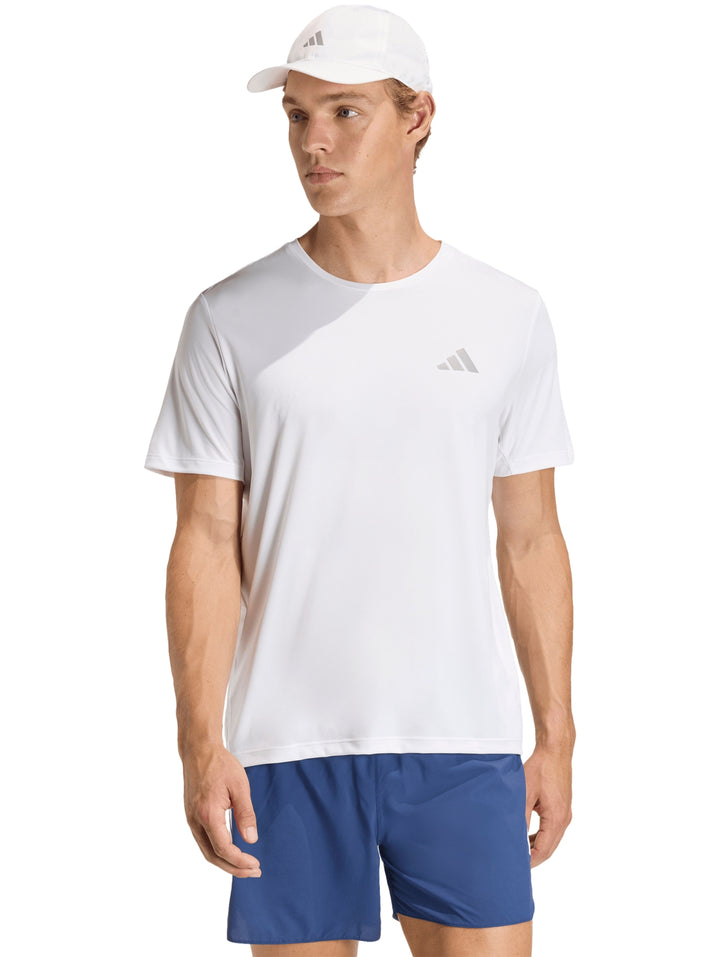 Hombre vistiendo playera deportiva blanca de manga corta marca Adidas.
