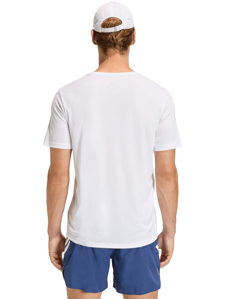 Hombre vistiendo playera deportiva blanca de manga corta marca Adidas.