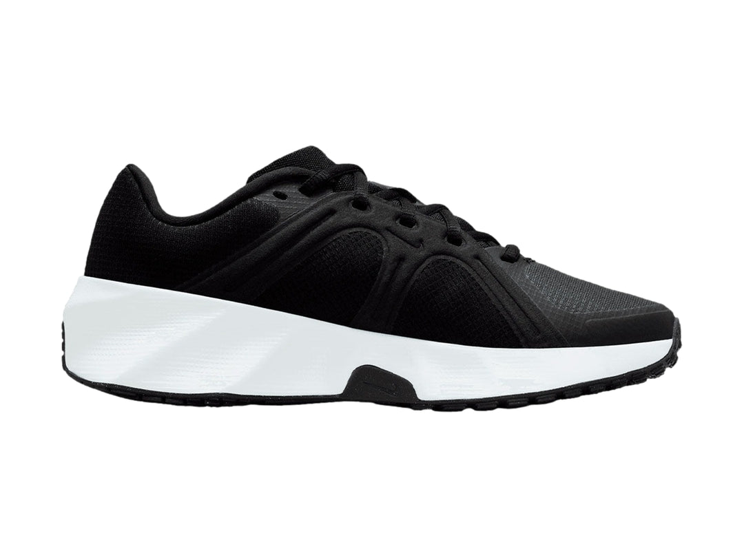 Tenis Nike City Response color negro con suela blanca gruesa para mujer.