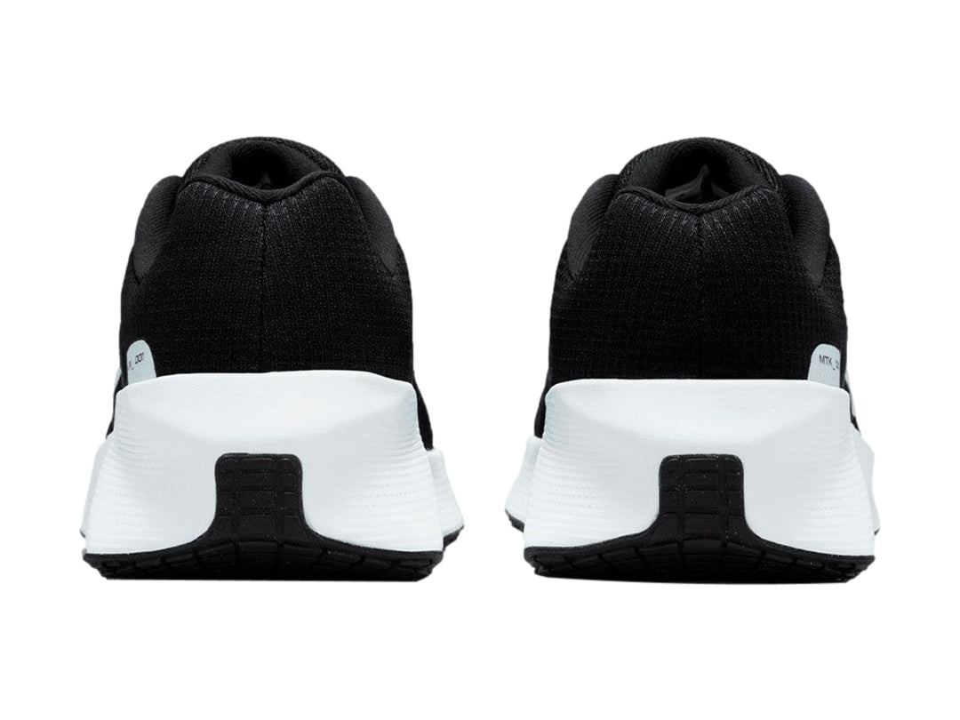 Tenis Nike City Response color negro con suela blanca gruesa para mujer.