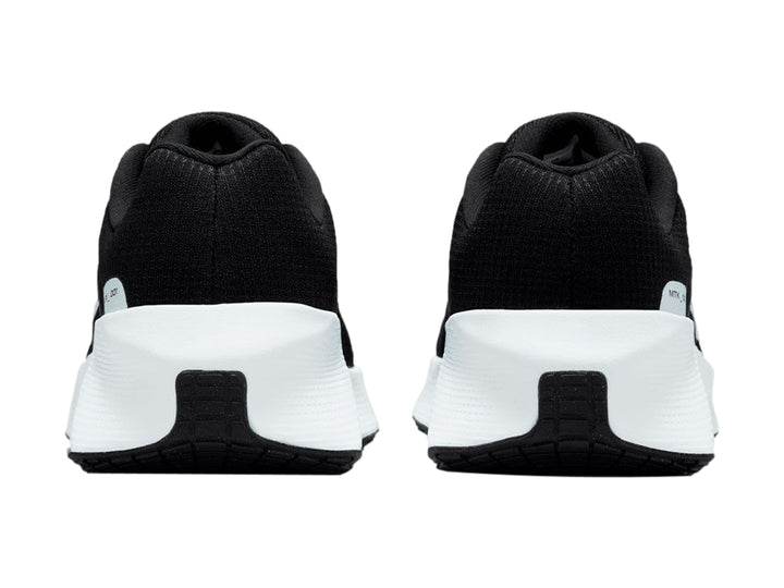 Tenis Nike City Response color negro con suela blanca gruesa para mujer.