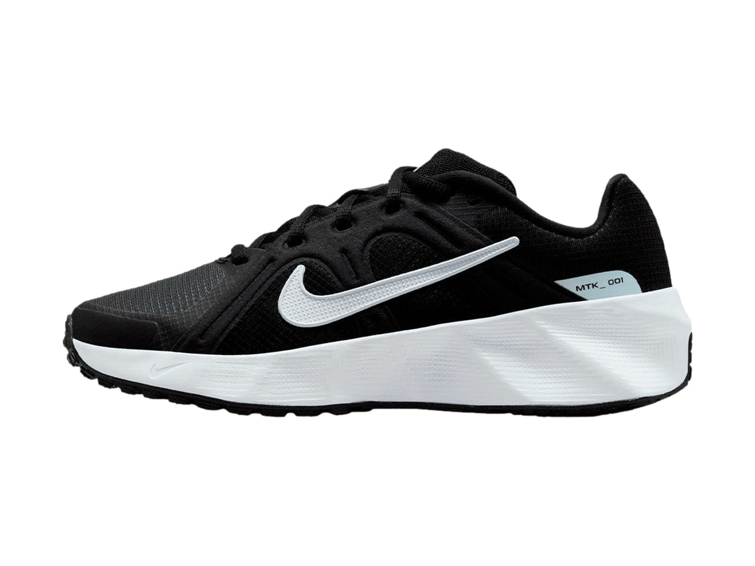 Tenis Nike City Response color negro con suela blanca gruesa para mujer.
