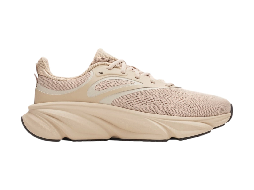 Tenis deportivos Under Armour Rogue 6 en color marrón claro con suela robusta y malla transpirable.