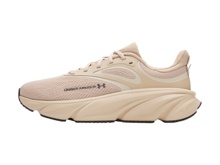 Tenis deportivos Under Armour Rogue 6 en color marrón claro con suela robusta y malla transpirable.