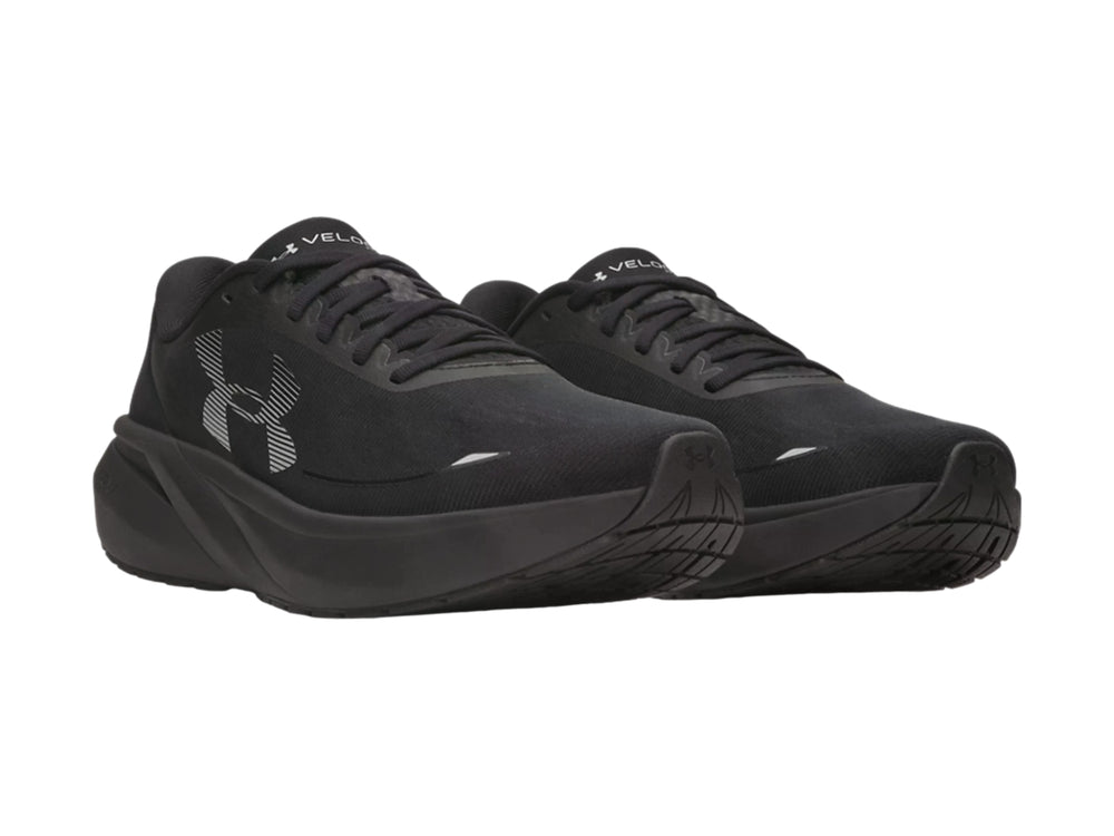 Tenis deportivos Under Armour UA Velociti Pace en color negro con suela gruesa y logotipo lateral.