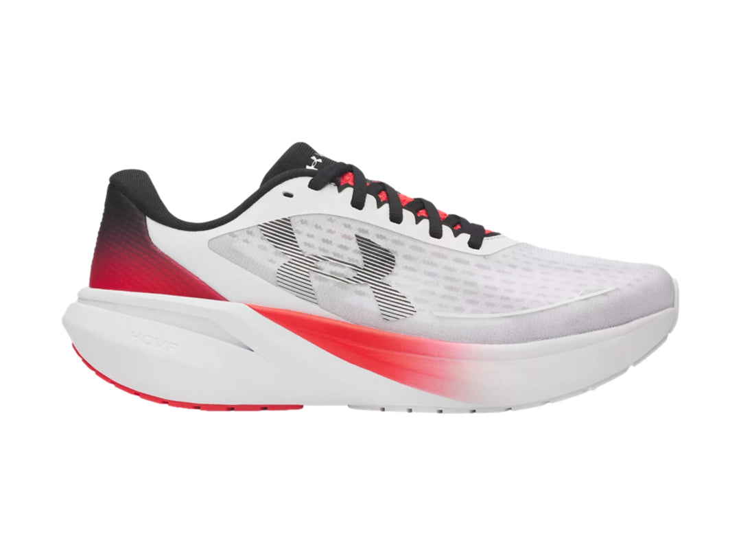 Tenis deportivos Under Armour blancos con detalles en degradado rojo y negro.