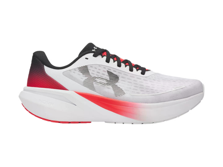 Tenis deportivos Under Armour blancos con detalles en degradado rojo y negro.