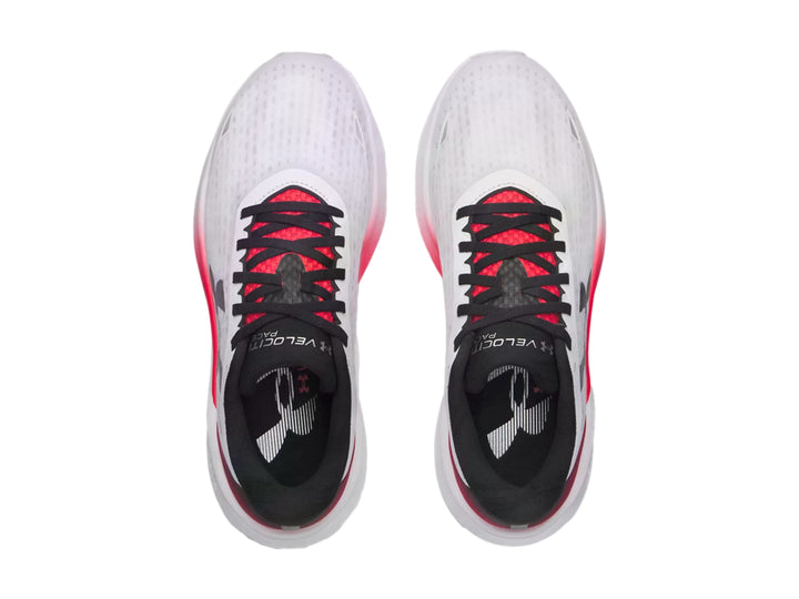 Tenis deportivos Under Armour blancos con detalles en degradado rojo y negro.