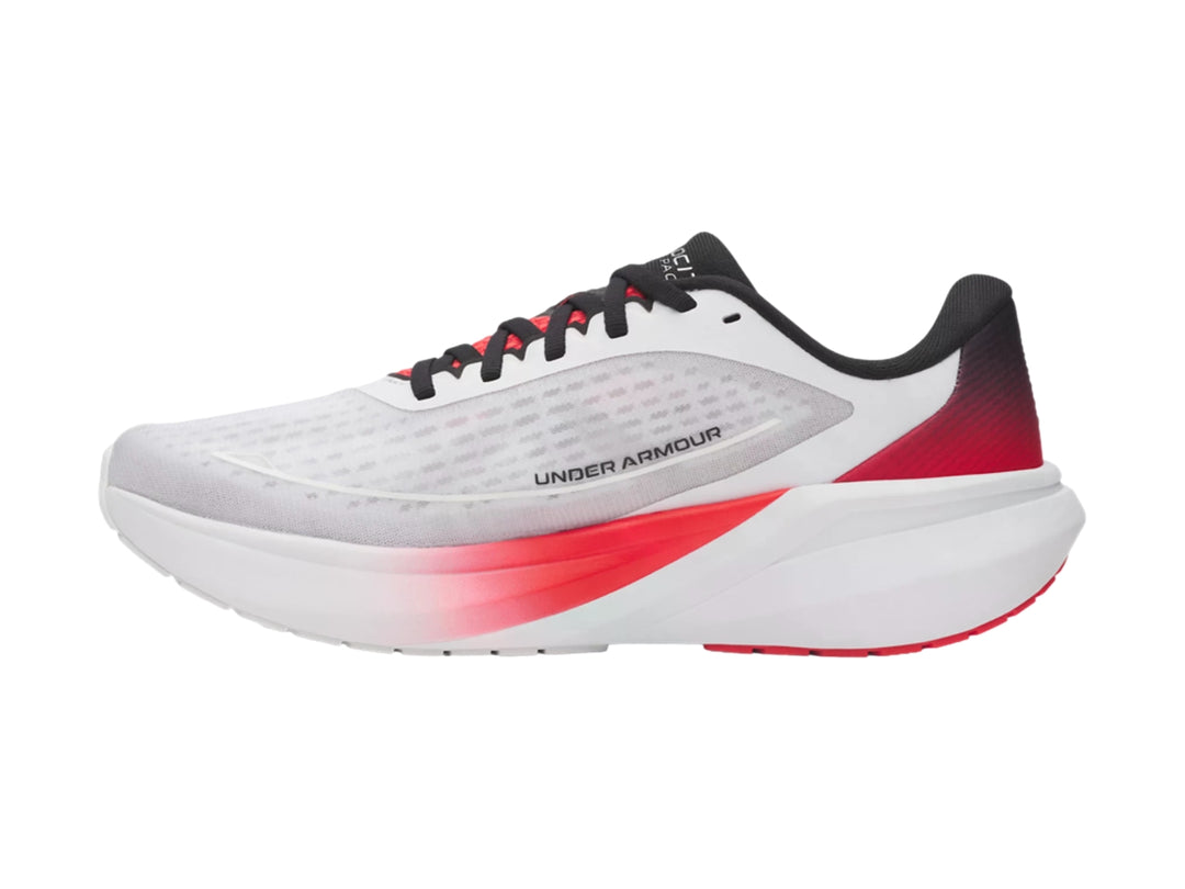 Tenis deportivos Under Armour blancos con detalles en degradado rojo y negro.