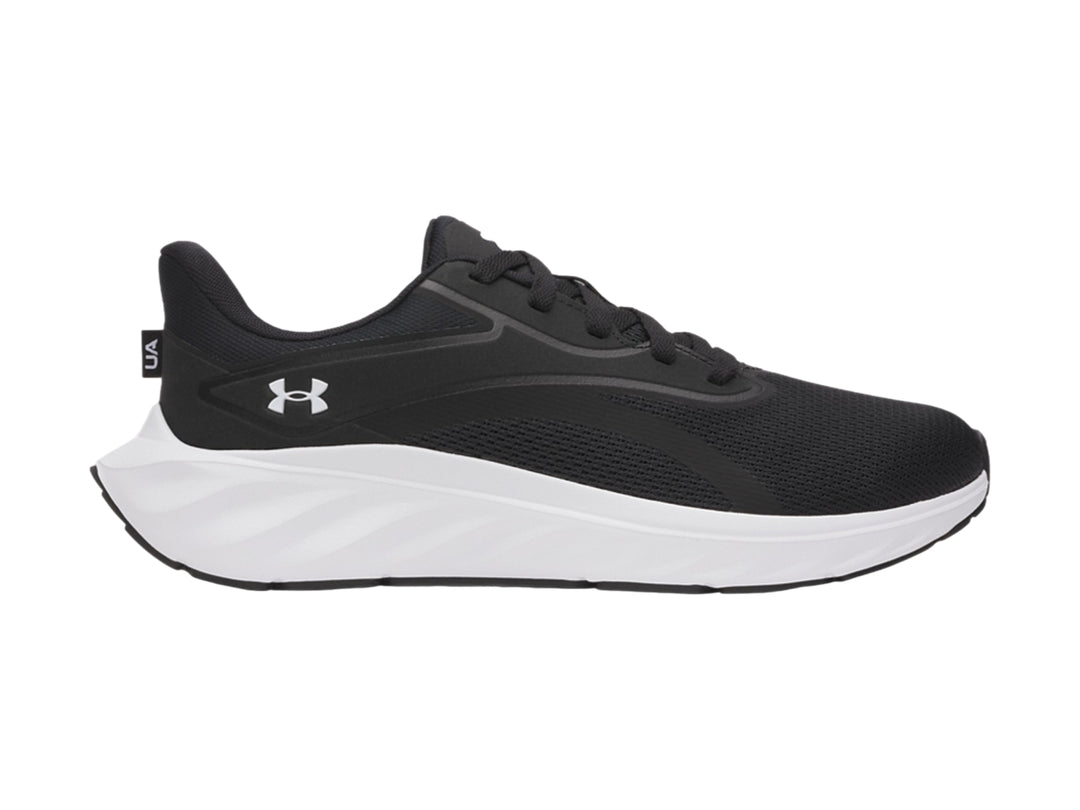 Zapato deportivo Under Armour modelo UA Ascend en color negro con suela blanca.