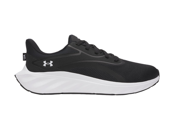 Zapato deportivo Under Armour modelo UA Ascend en color negro con suela blanca.