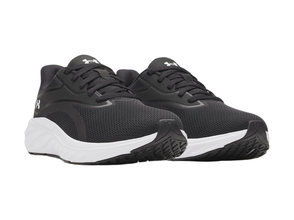 Zapato deportivo Under Armour modelo UA Ascend en color negro con suela blanca.