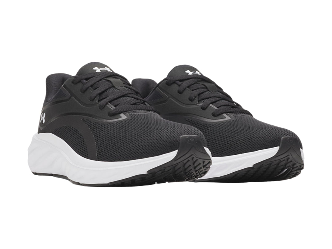 Zapato deportivo Under Armour modelo UA Ascend en color negro con suela blanca.