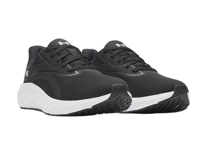 Zapato deportivo Under Armour modelo UA Ascend en color negro con suela blanca.