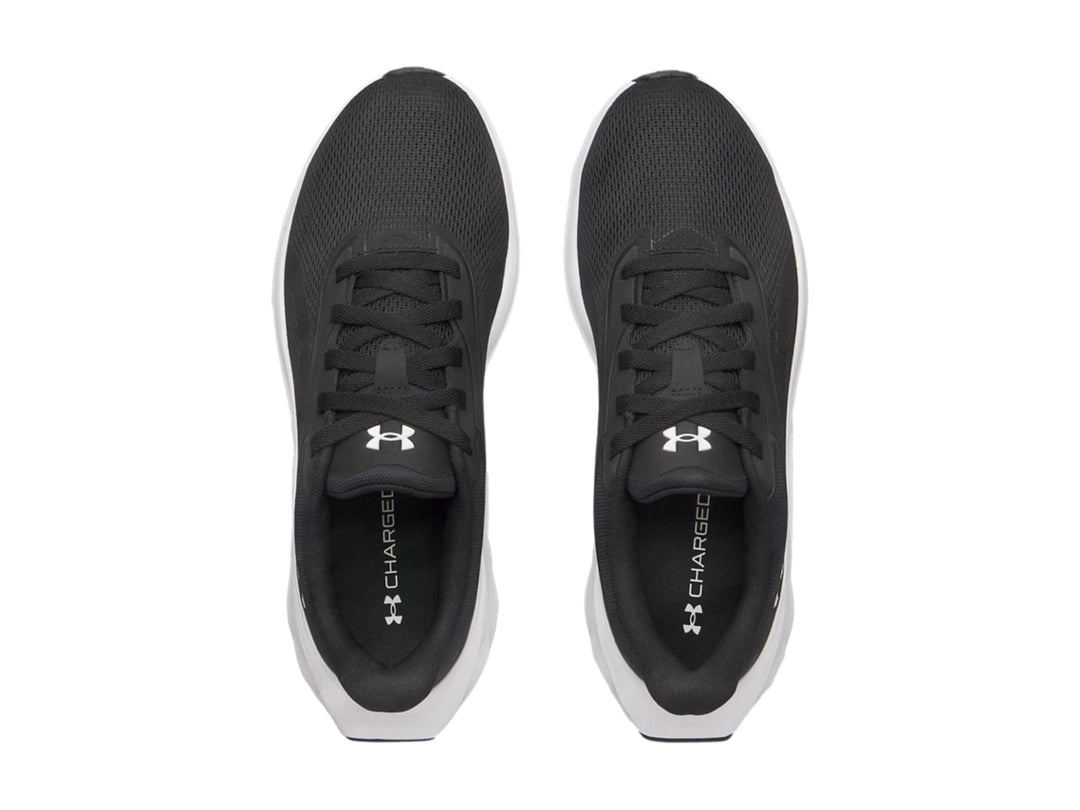 Zapato deportivo Under Armour modelo UA Ascend en color negro con suela blanca.