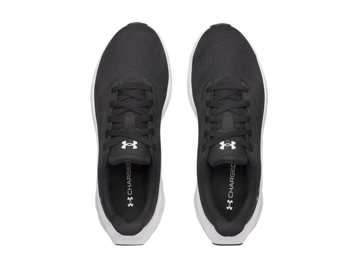 Zapato deportivo Under Armour modelo UA Ascend en color negro con suela blanca.