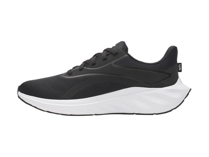 Zapato deportivo Under Armour modelo UA Ascend en color negro con suela blanca.