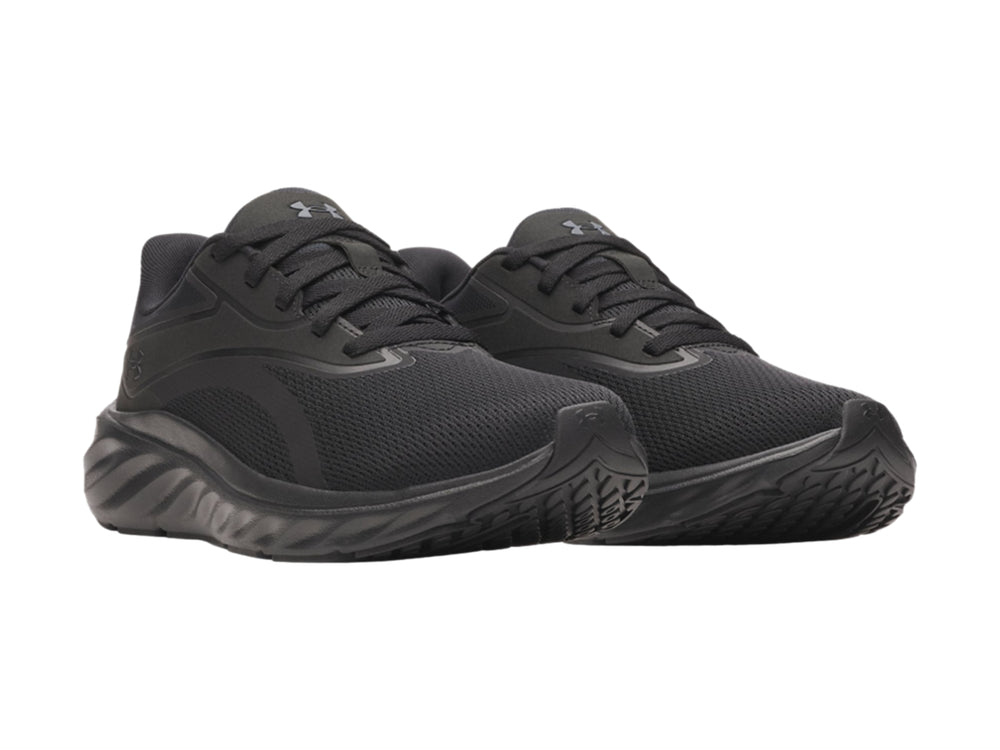 Tenis deportivos Under Armour color negro con malla transpirable y suela gruesa.