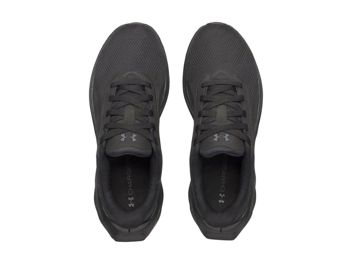 Tenis deportivos Under Armour color negro con malla transpirable y suela gruesa.