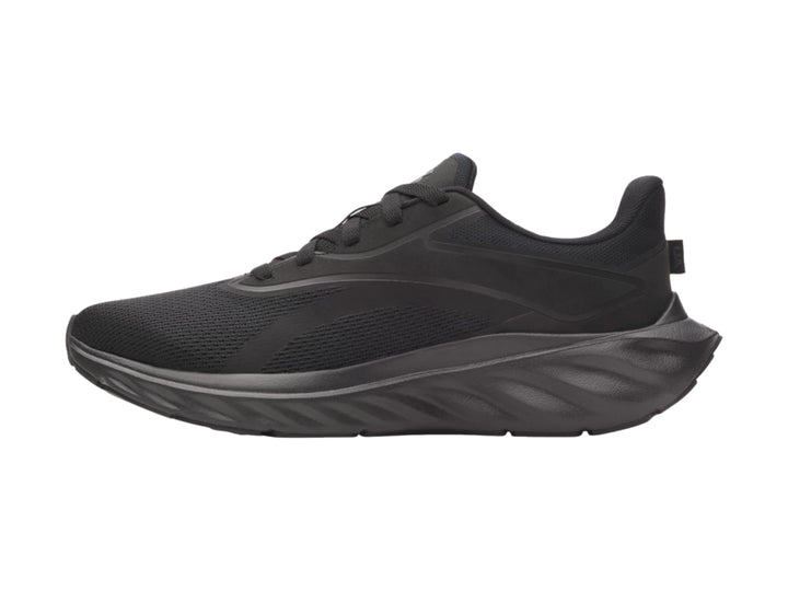 Tenis deportivos Under Armour color negro con malla transpirable y suela gruesa.