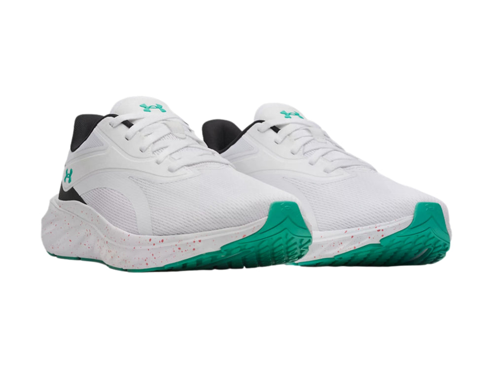 Tenis deportivos Under Armour UA Ascend en color blanco con detalles en negro y verde y suela blanca moteada.