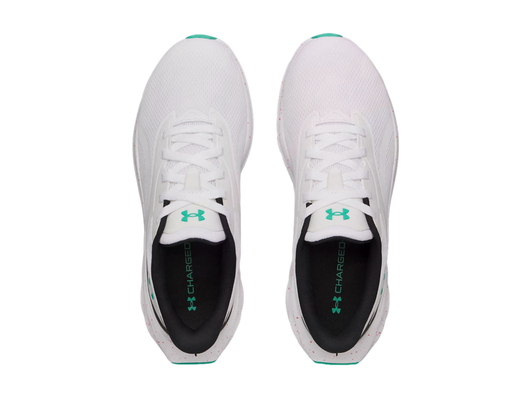 Tenis deportivos Under Armour UA Ascend en color blanco con detalles en negro y verde y suela blanca moteada.