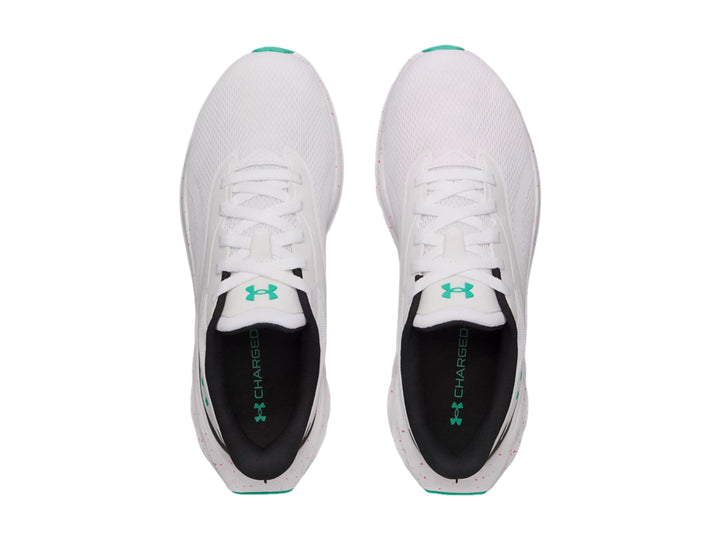 Tenis deportivos Under Armour UA Ascend en color blanco con detalles en negro y verde y suela blanca moteada.