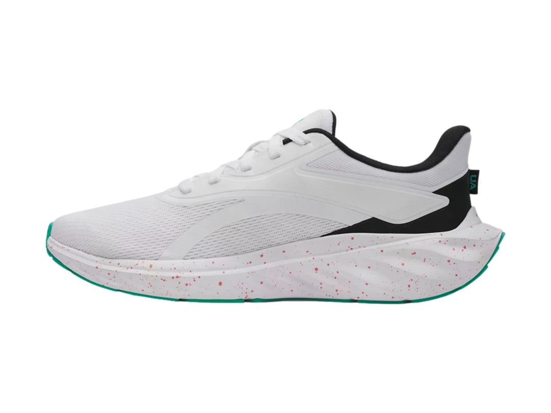 Tenis deportivos Under Armour UA Ascend en color blanco con detalles en negro y verde y suela blanca moteada.