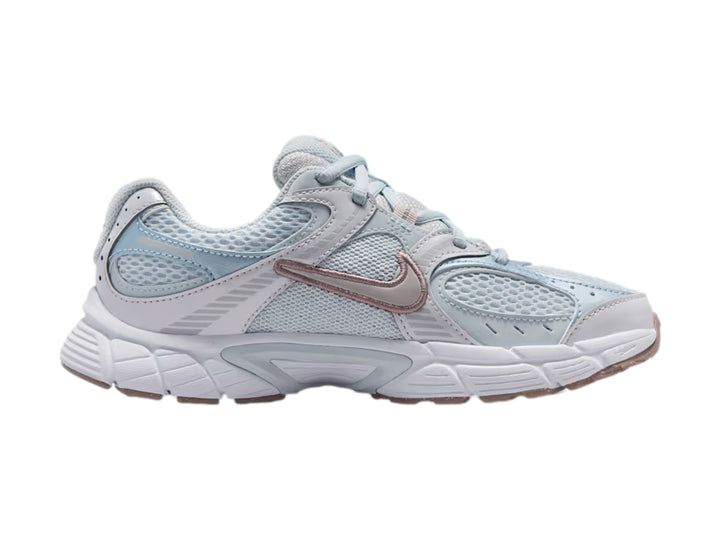 Tenis Nike deportivos color azul claro y blanco con suela blanca y detalles plateados.