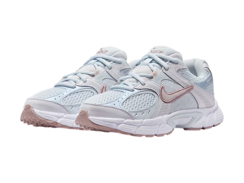 Tenis Nike deportivos color azul claro y blanco con suela blanca y detalles plateados.