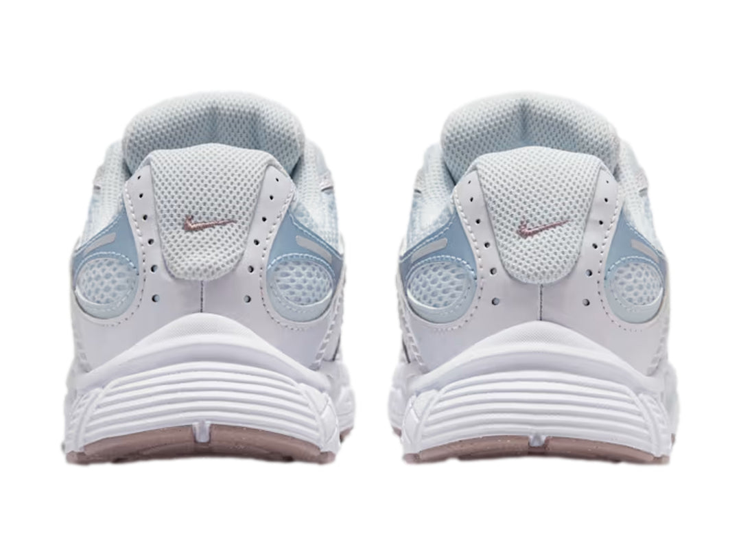 Tenis Nike deportivos color azul claro y blanco con suela blanca y detalles plateados.