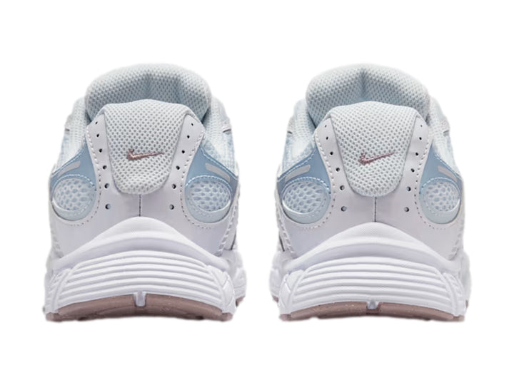 Tenis Nike deportivos color azul claro y blanco con suela blanca y detalles plateados.