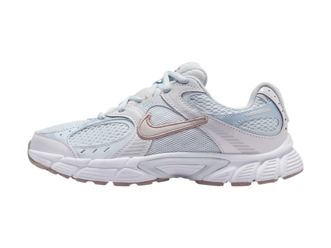 Tenis Nike deportivos color azul claro y blanco con suela blanca y detalles plateados.