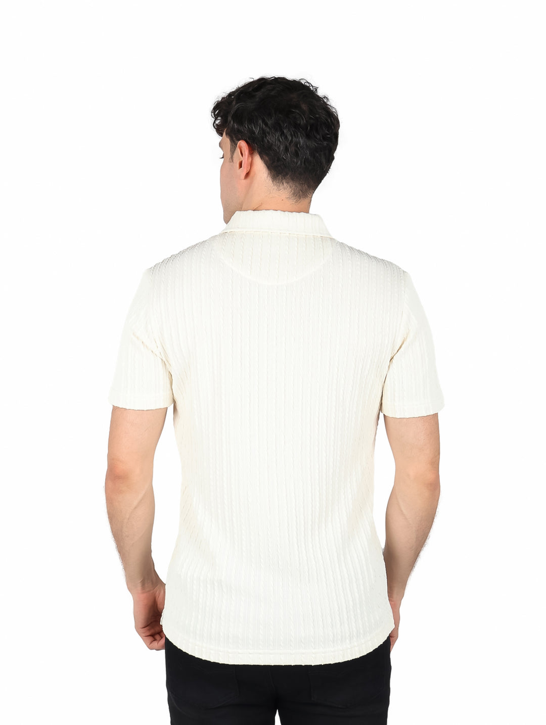 Hombre vistiendo playera polo color crema con textura acanalada.