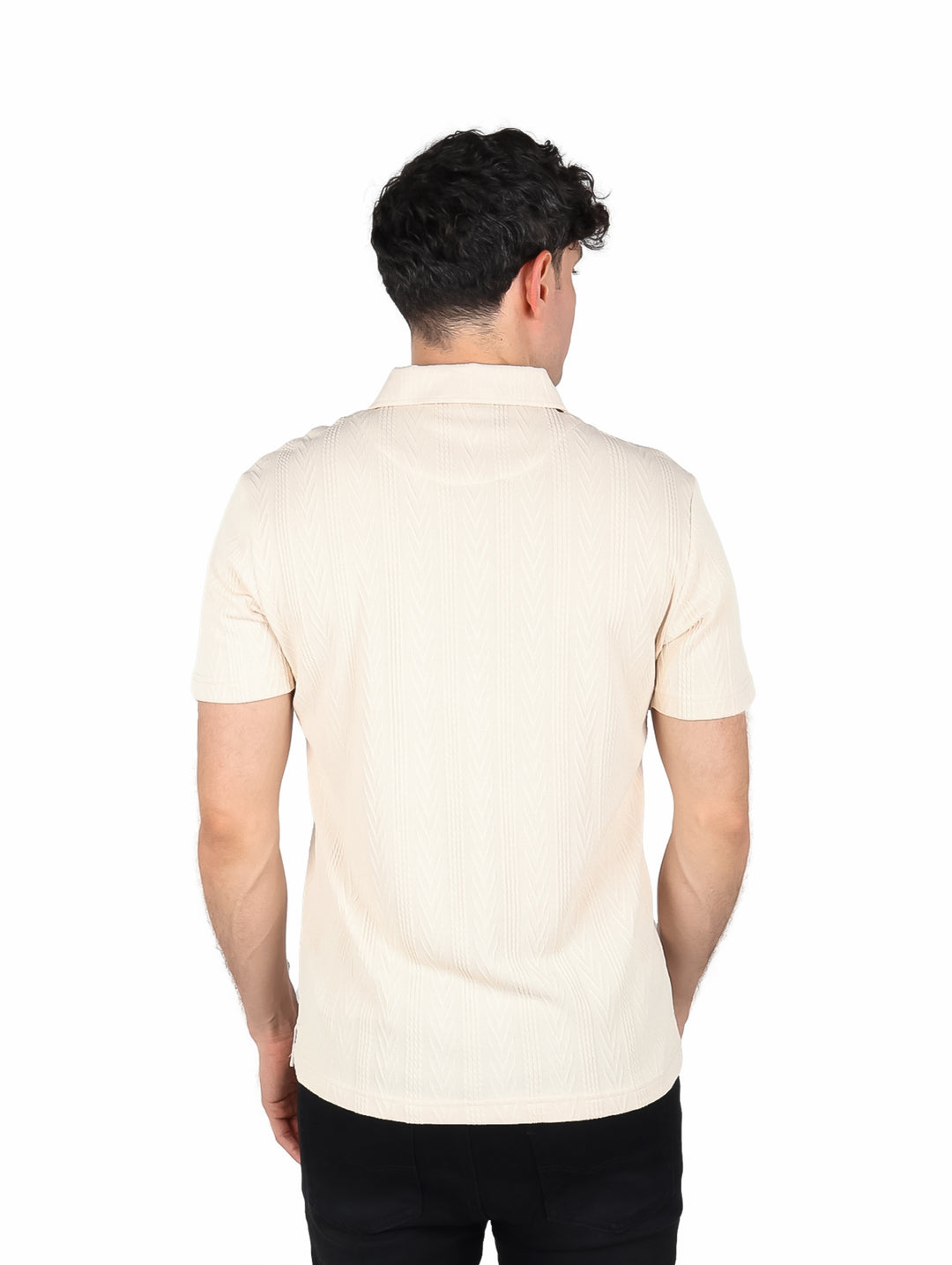 Hombre vistiendo playera polo color beige de manga corta marca Ted Lapidus.