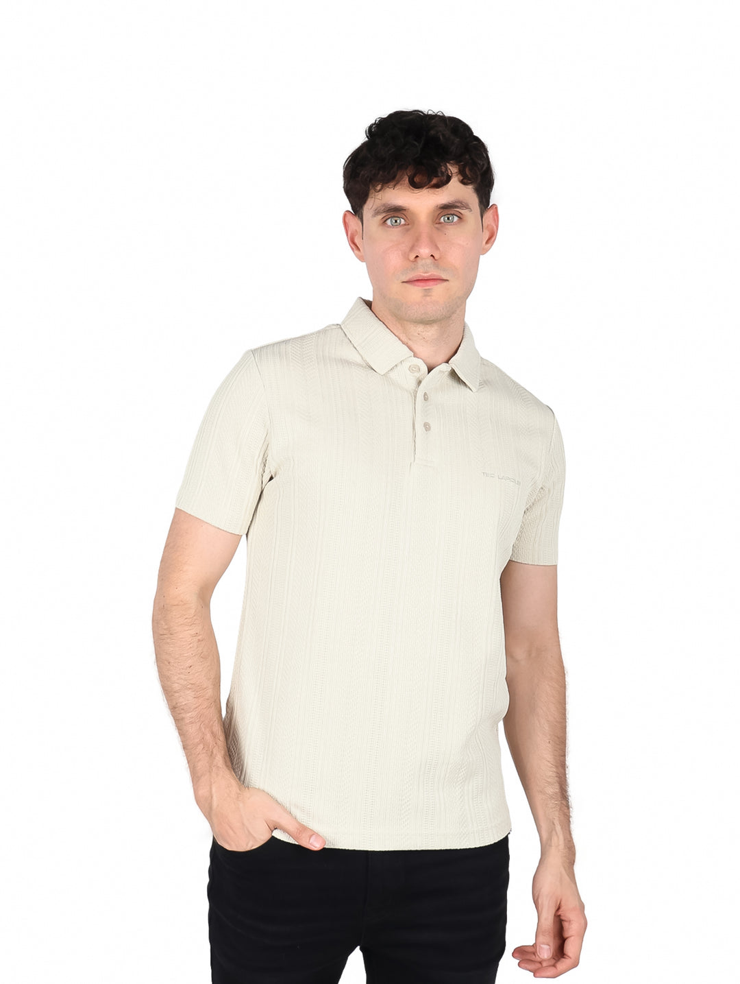 Hombre vistiendo playera polo color beige de manga corta marca Ted Lapidus.