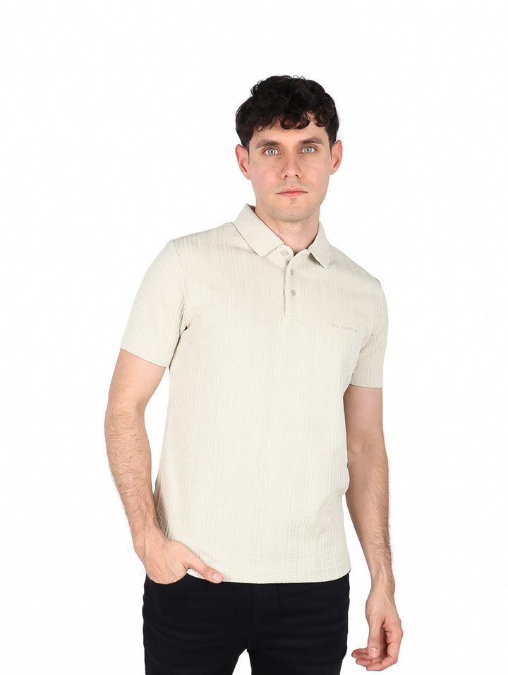 Hombre vistiendo playera polo color beige de manga corta marca Ted Lapidus.