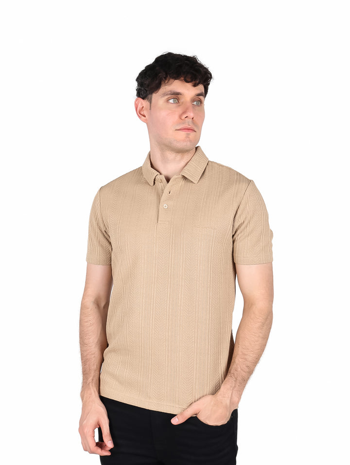 Hombre vistiendo una playera polo color kaki de manga corta con cuello y bolsillo frontal.