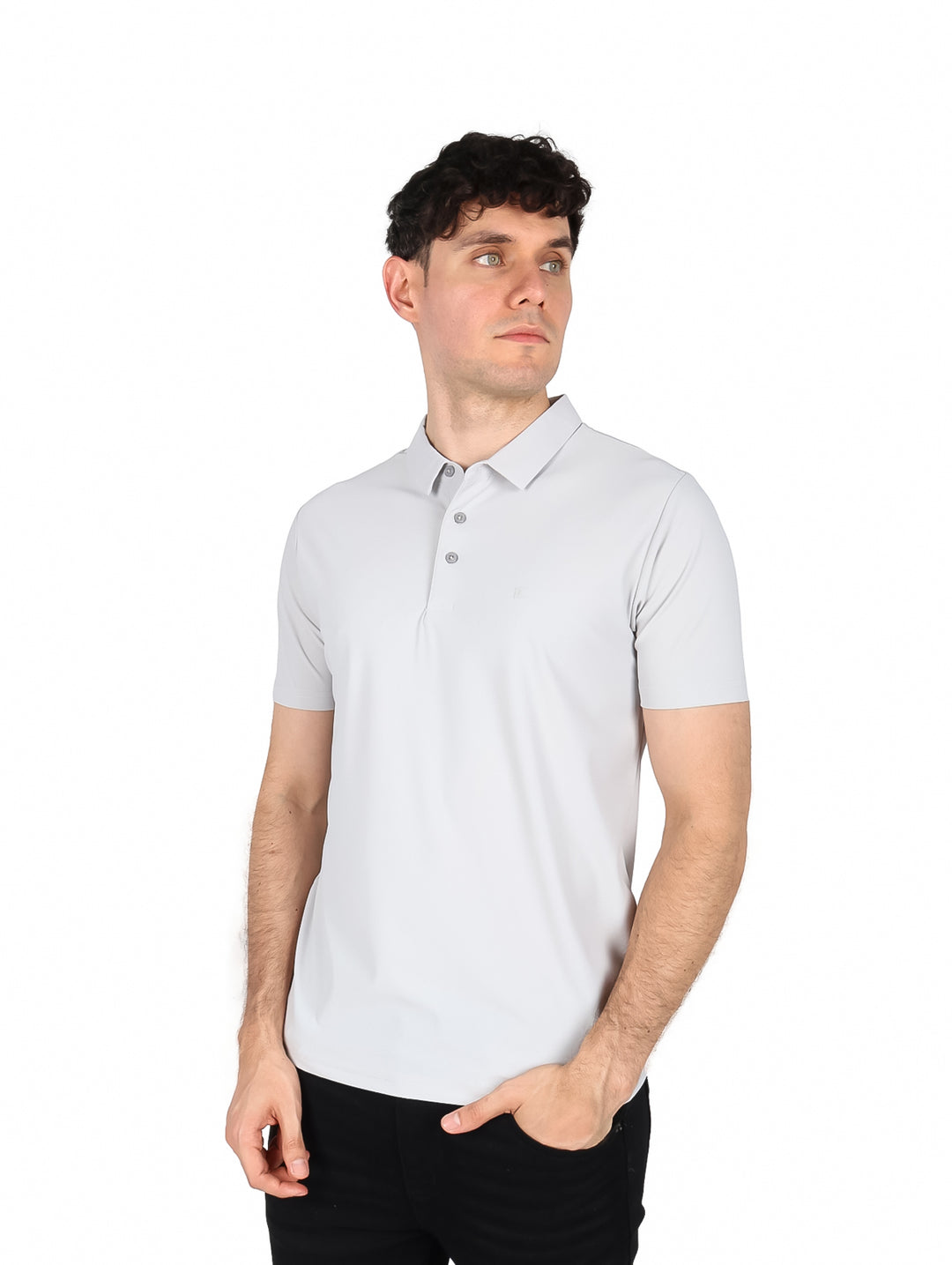 Hombre vistiendo playera polo color gris de manga corta y pantalones negros.