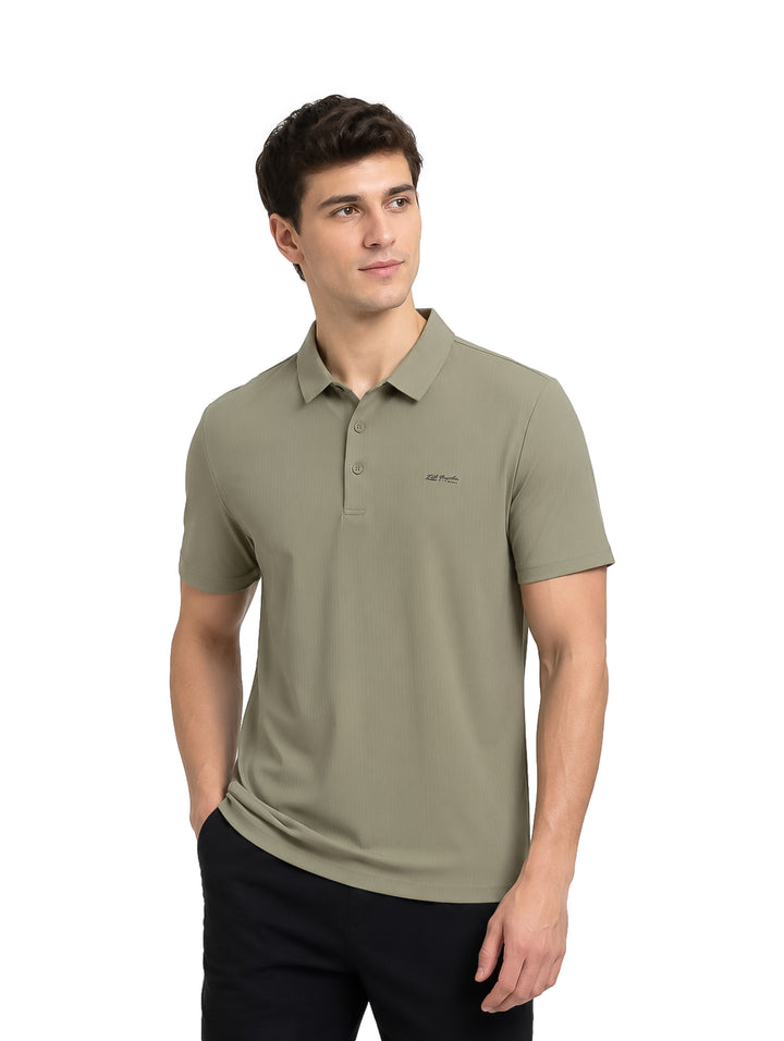 Hombre vistiendo playera polo color militar de manga corta marca Ted Lapidus.