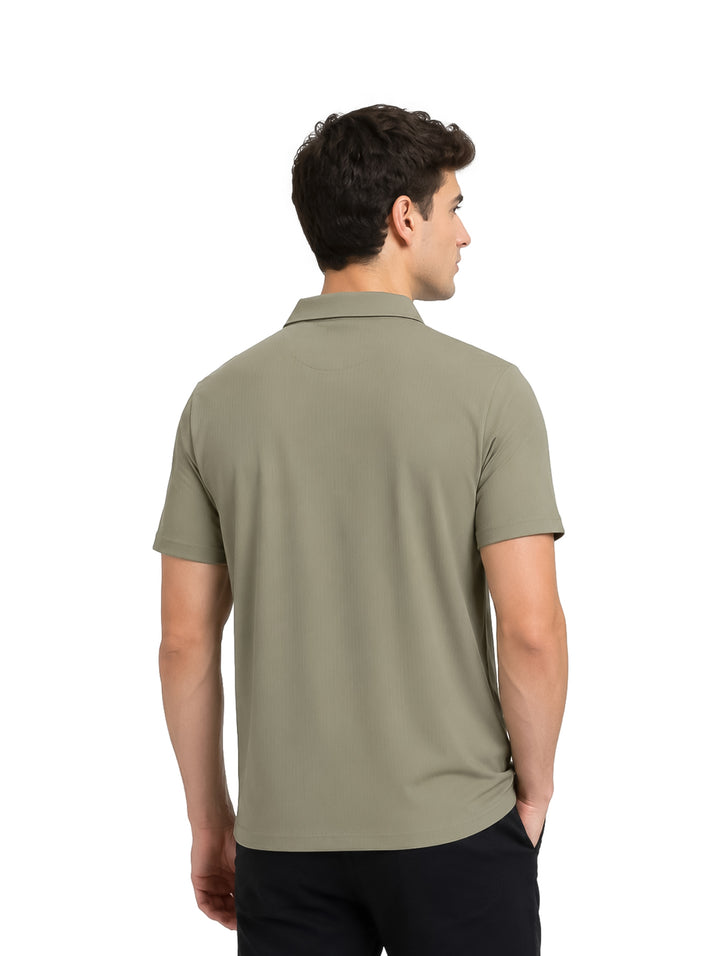 Hombre vistiendo playera polo color militar de manga corta marca Ted Lapidus.