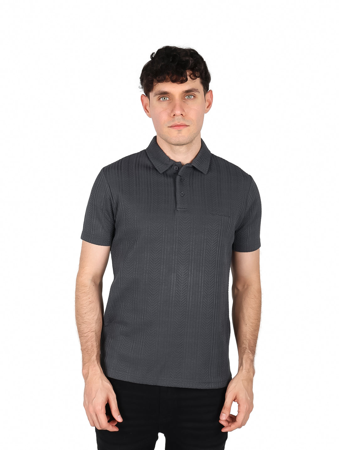 Hombre vistiendo playera polo color gris oscuro con textura vertical, cuello y manga corta.