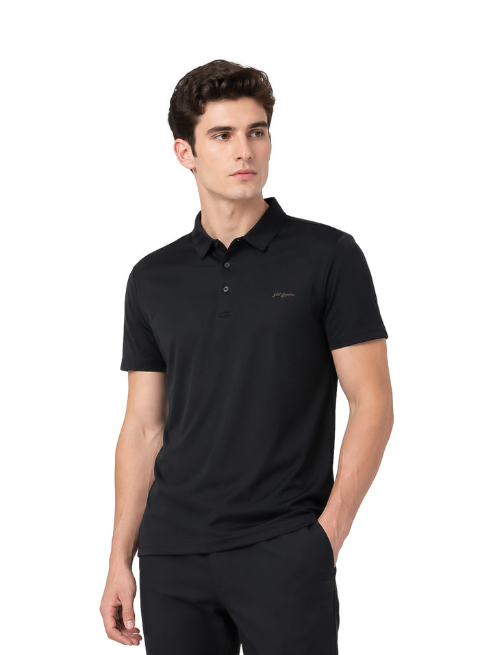 Hombre vistiendo playera polo color negro de manga corta marca Ted Lapidus.