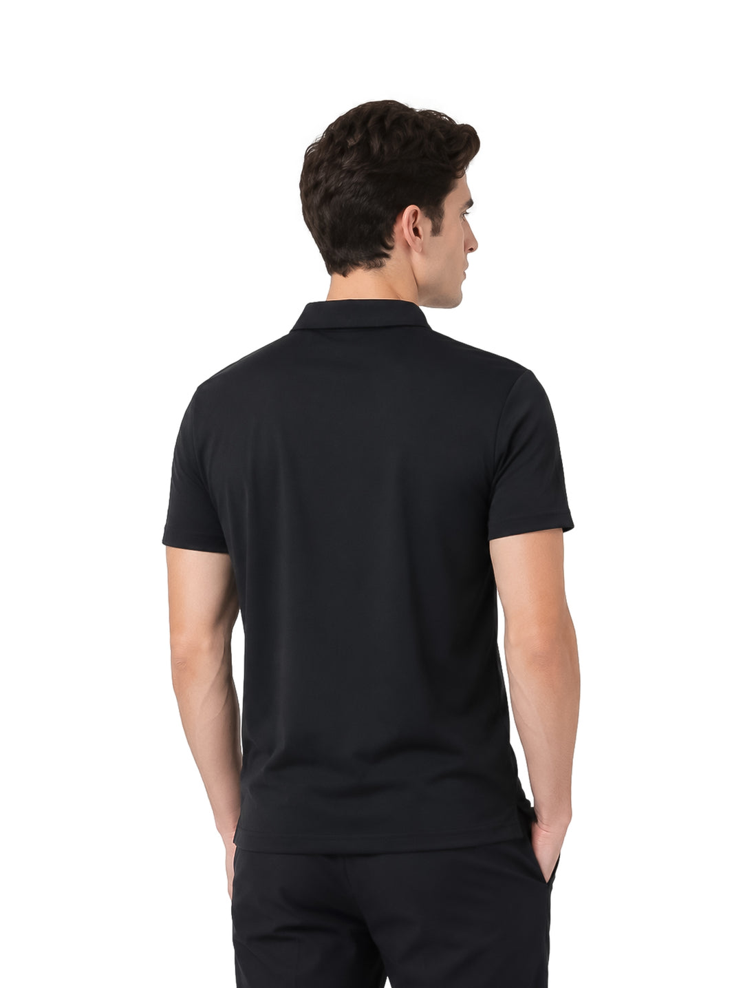 Hombre vistiendo playera polo color negro de manga corta marca Ted Lapidus.