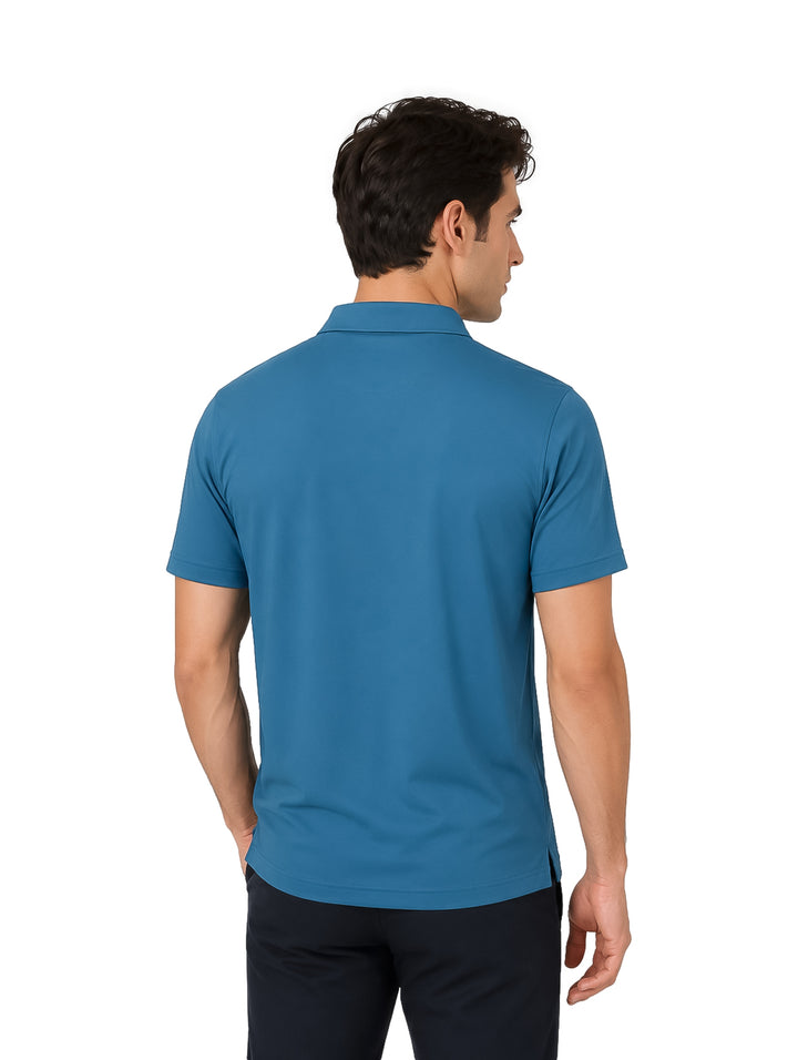 Hombre vistiendo una playera polo color teal de la marca Ted Lapidus.
