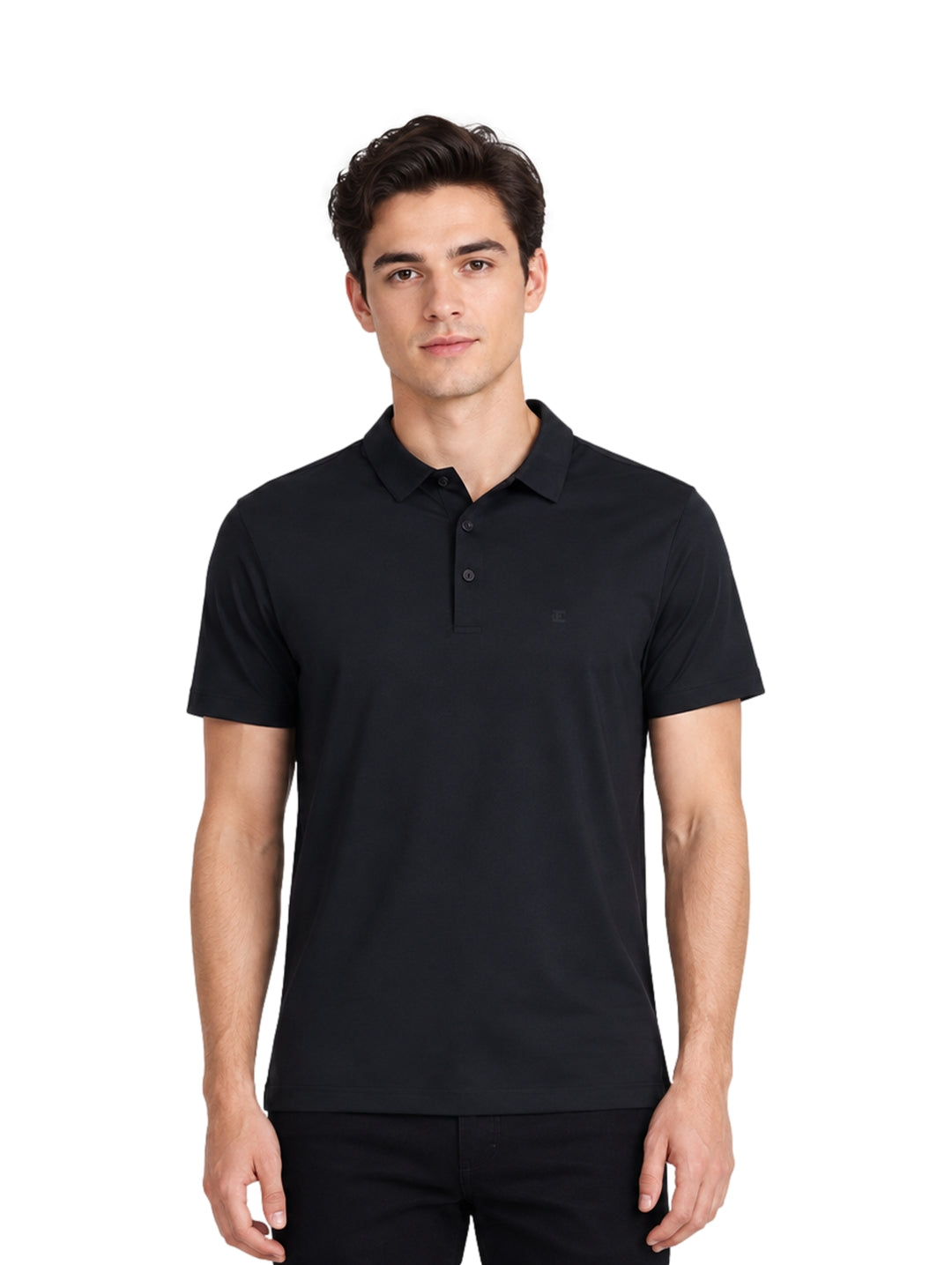 Hombre vistiendo una playera polo de color negro de manga corta y pantalones negros sobre fondo blanco.