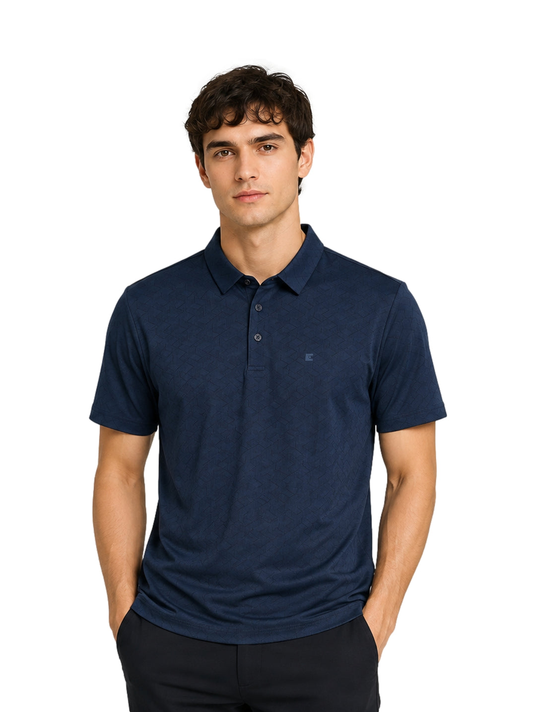 Hombre vistiendo playera polo color teal de manga corta con cuello y botones.
